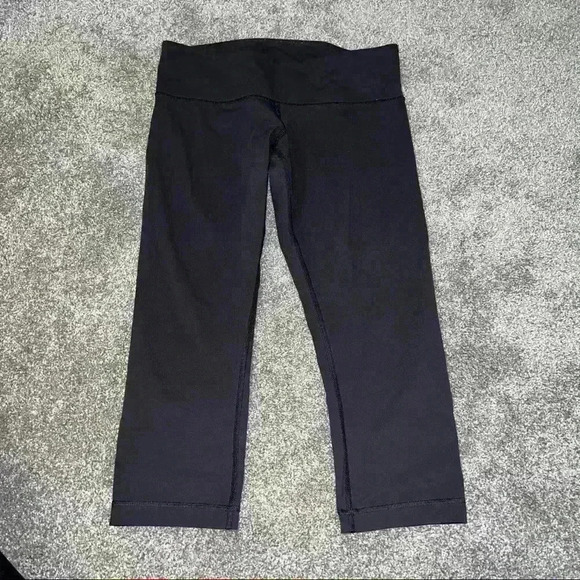 Lululemon Black Crop Leggings size 8 - Picture 1 of 4